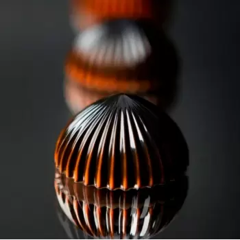 Chocolate World CW1952 Polycarbonate Half Sphere Pleated Chocolate Mold - 30.5 x30.5 x 16 mm - 8gr - 3x7 Cavity - 275x135x24m...