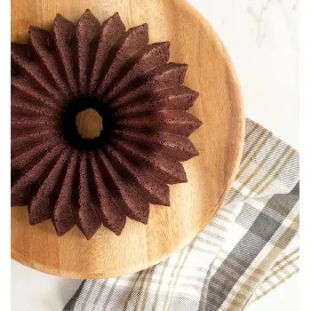 Nordic Ware Commercial Cast Aluminum Brilliance Bundt Cake Pan - 10 Cup Capacity